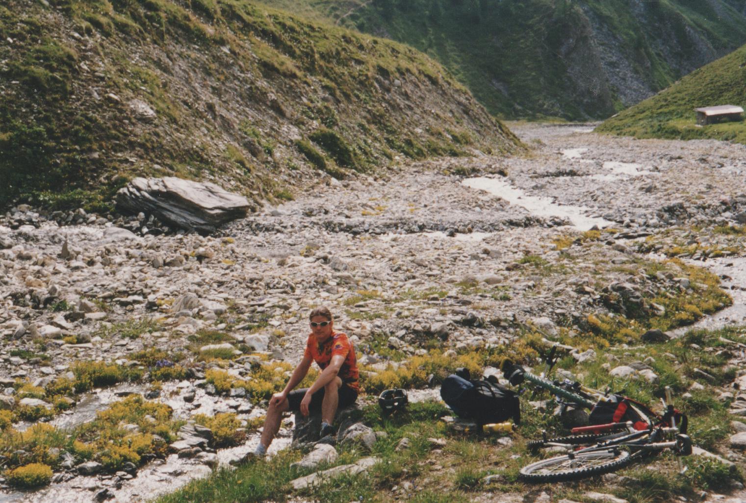 Pause am Bach bei der Abfahrt vom Fimberpass