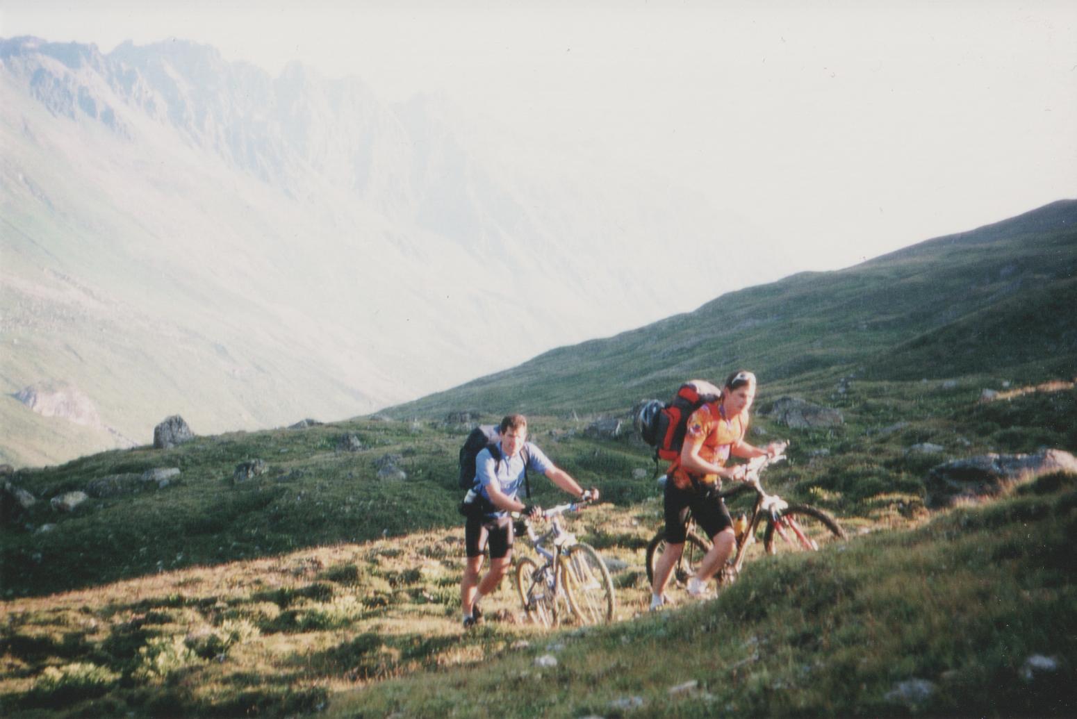 Alexander und ich beim Schieben hinauf zum Fimberpass