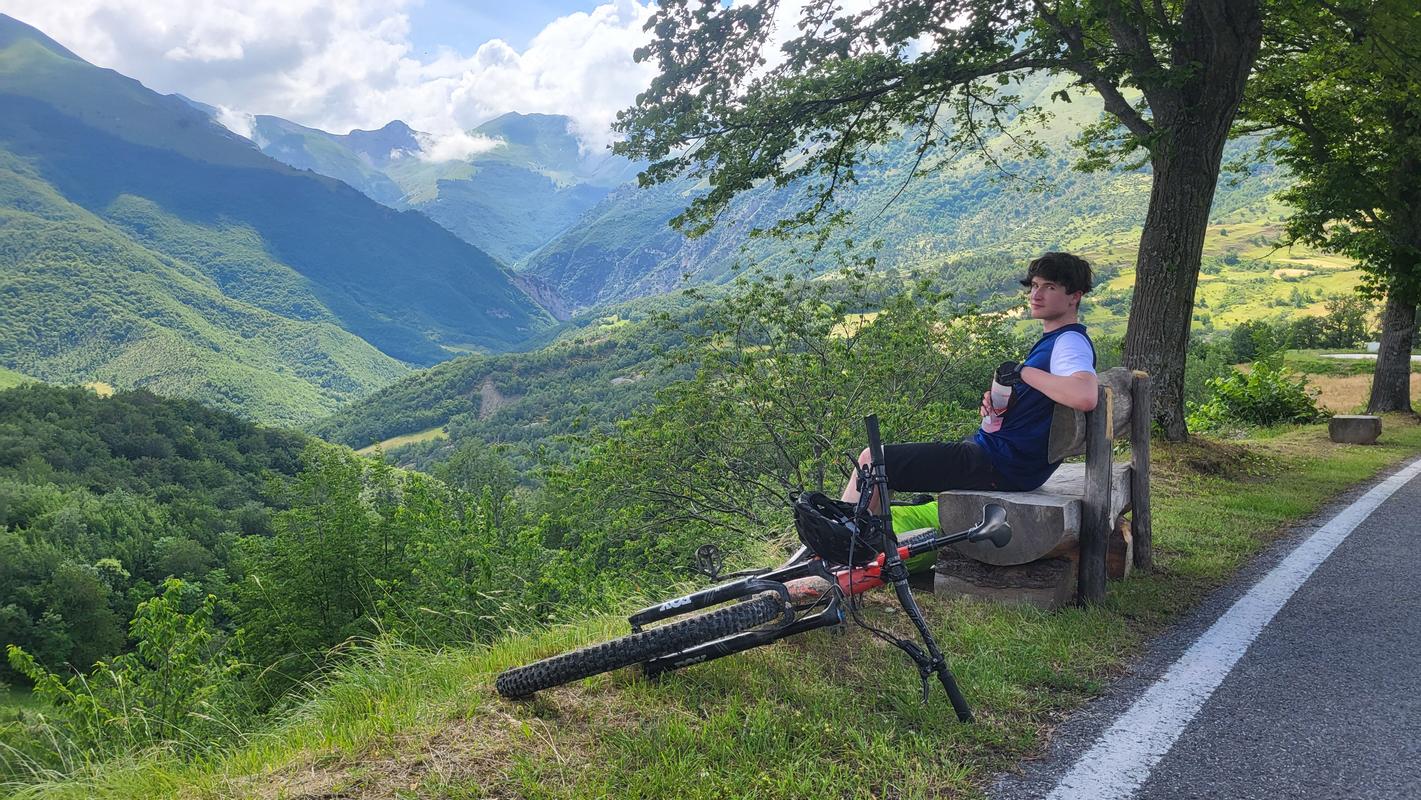 Ankunft in Montemonaco (980 m) , hinten verdeckt von Wölkchen der Passo Borghese Ankunft in Montemonaco (980 m) , hinten verdeckt von Wölkchen der Passo Borghese