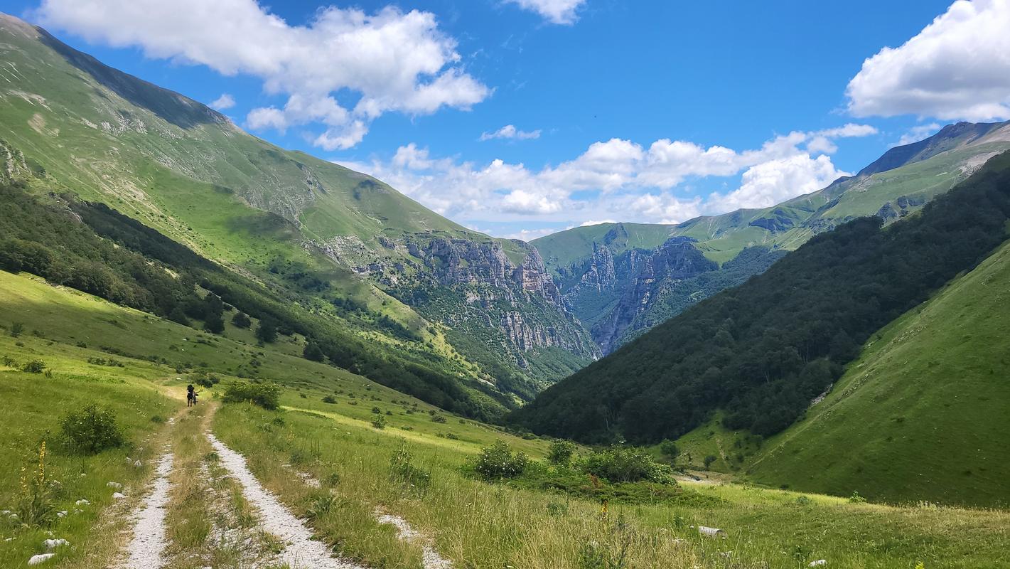 Aufstieg Passo Cattivo, die Infernaccio-Schlucht im Hintergrund Aufstieg Passo Cattivo, die Infernaccio-Schlucht im Hintergrund