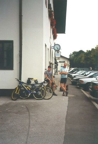 Felix und ich vor dem Bahnhof in Lenggries