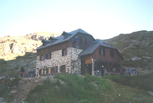 Haselgruber Hütte im Morgenlicht