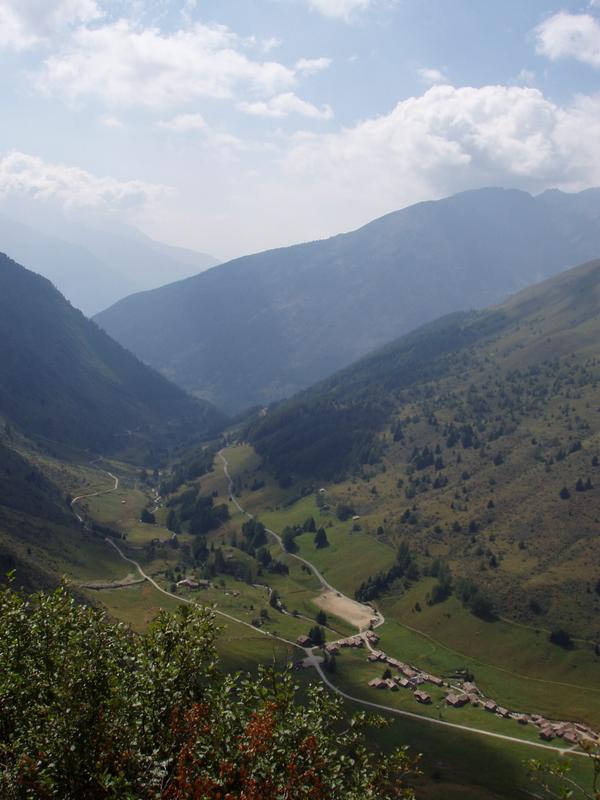 Auffahrt zur Forcellina di Montozzo: Blick auf Val di Viso und Case di Viso