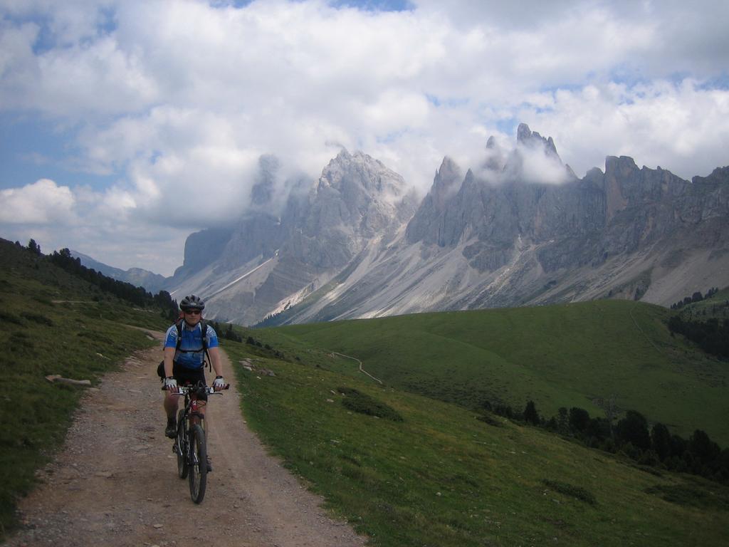 Raschötzhöhenweg mit den Geislerspitzen Raschötzhöhenweg mit den Geislerspitzen