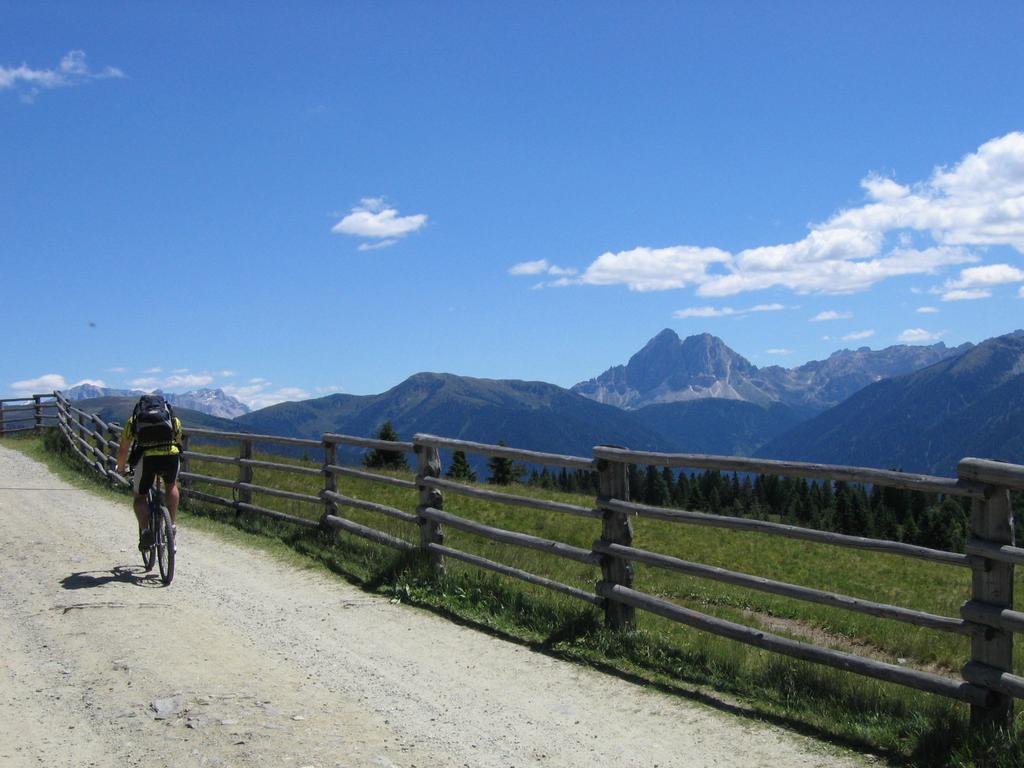 Blick in die Dolomiten zum Peitlerkofel Blick in die Dolomiten zum Peitlerkofel
