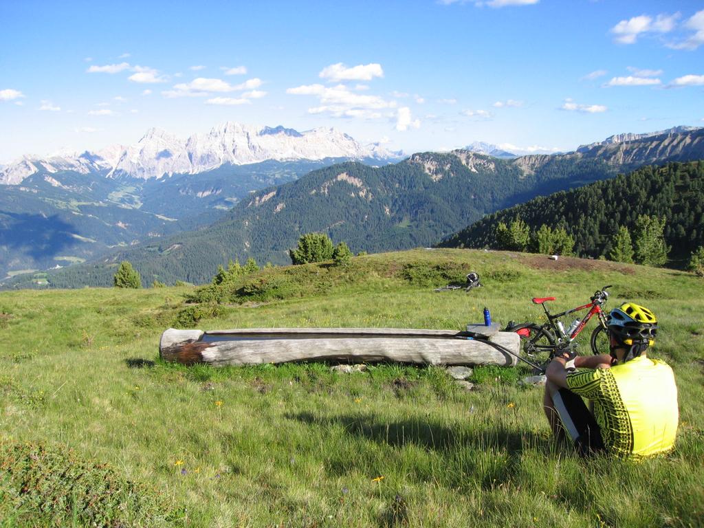 Brunnen mit Blick auf die Kreuzkofelgruppe