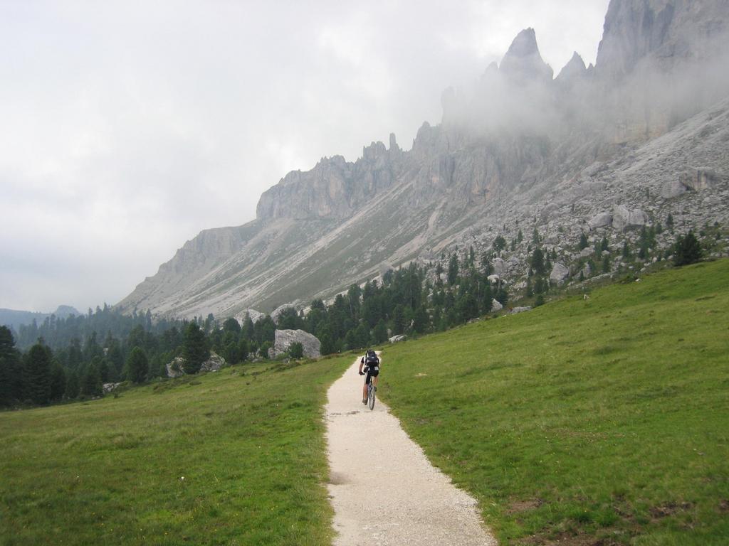 Trail unterhalb des Peitlerkofel Trail unterhalb des Peitlerkofel
