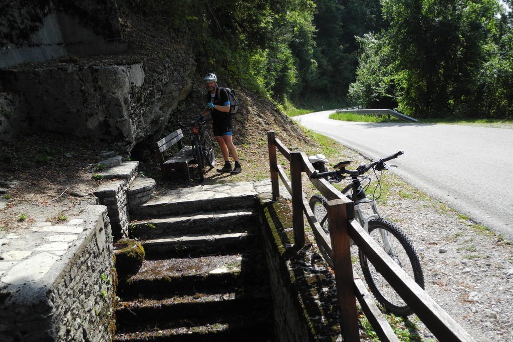 Wasserstelle bei der Auffahrt zum Grenzkamm Wasserstelle bei der Auffahrt zum Grenzkamm