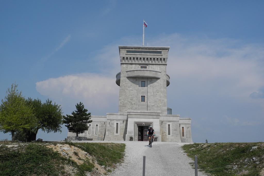 Okrepčevalnica Cerje (330m) Okrepčevalnica Cerje (330m)