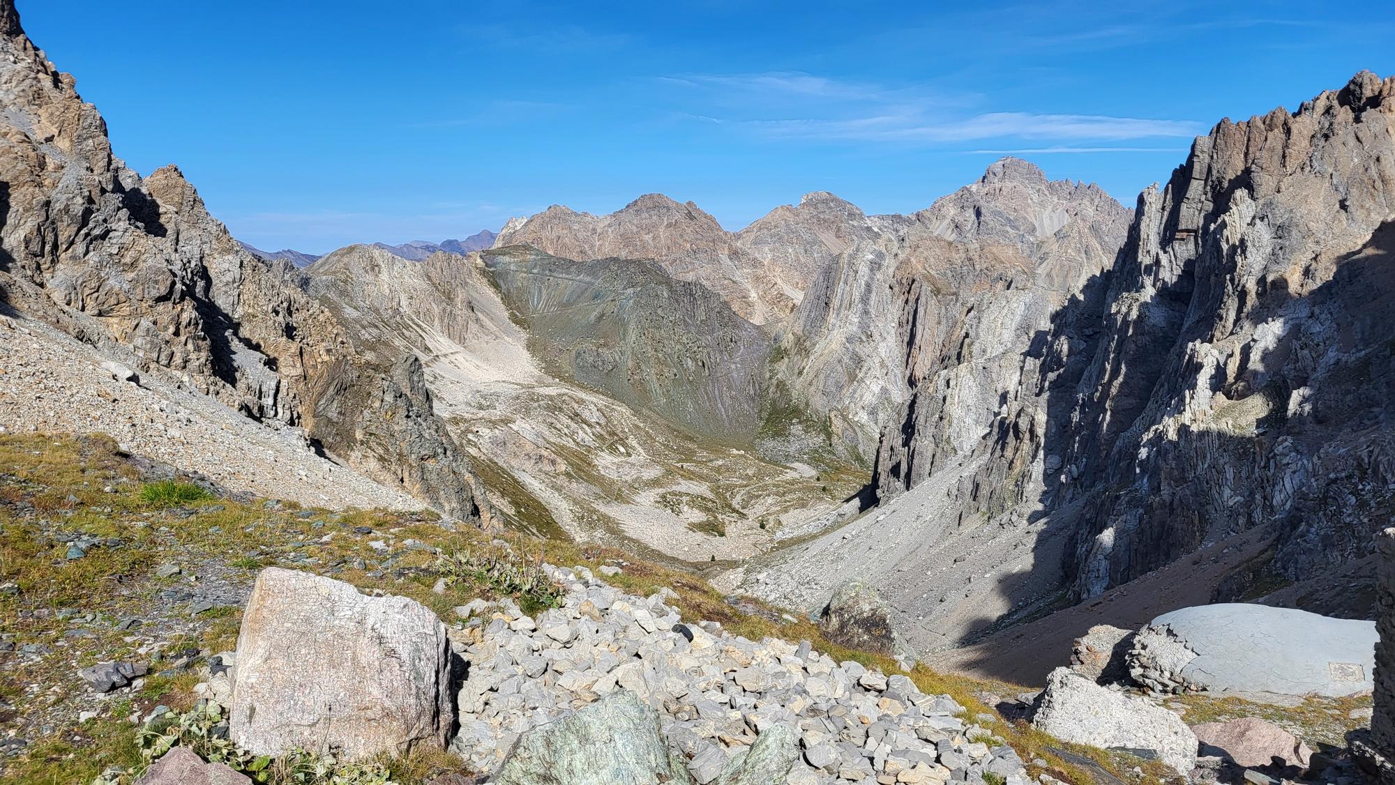 Blick von Colle Oserot (2640m) auf den Weiterweg zum Passo Perono Blick von Colle Oserot (2640m) auf den Weiterweg zum Passo Perono
